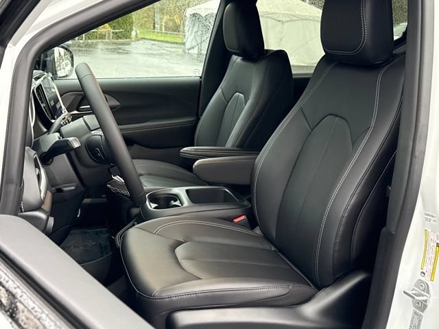 New 2026 Bright White Clear-Coat Exterior Paint Chrysler Select image 15