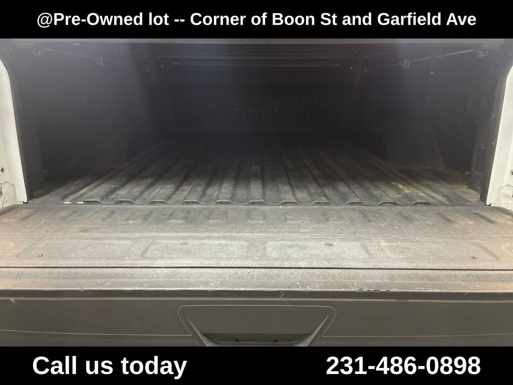 Used 2020 White GMC Base image 26