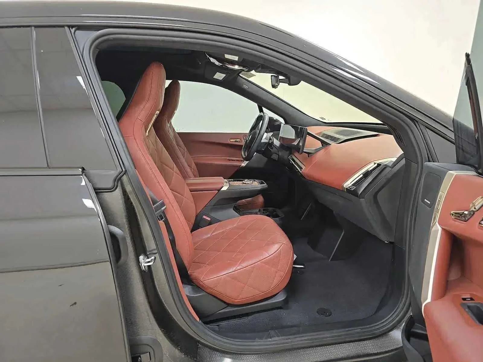 Certified Used 2024 Black Sapphire Metallic BMW xDrive50 image 4