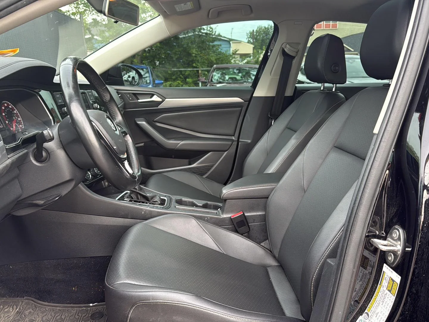 Used 2019  Volkswagen SE image 9