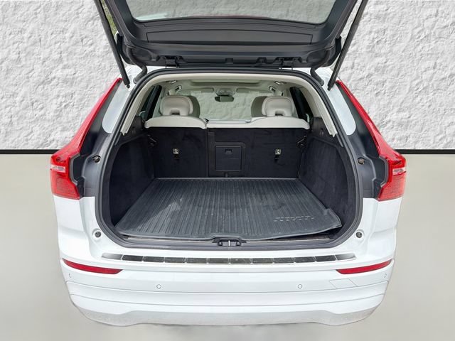 Used 2022 Ice White Volvo Momentum image 12