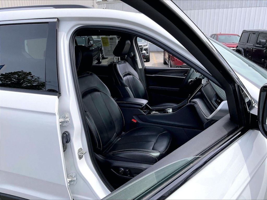 Used 2023 White/off-white Jeep Limited image 11