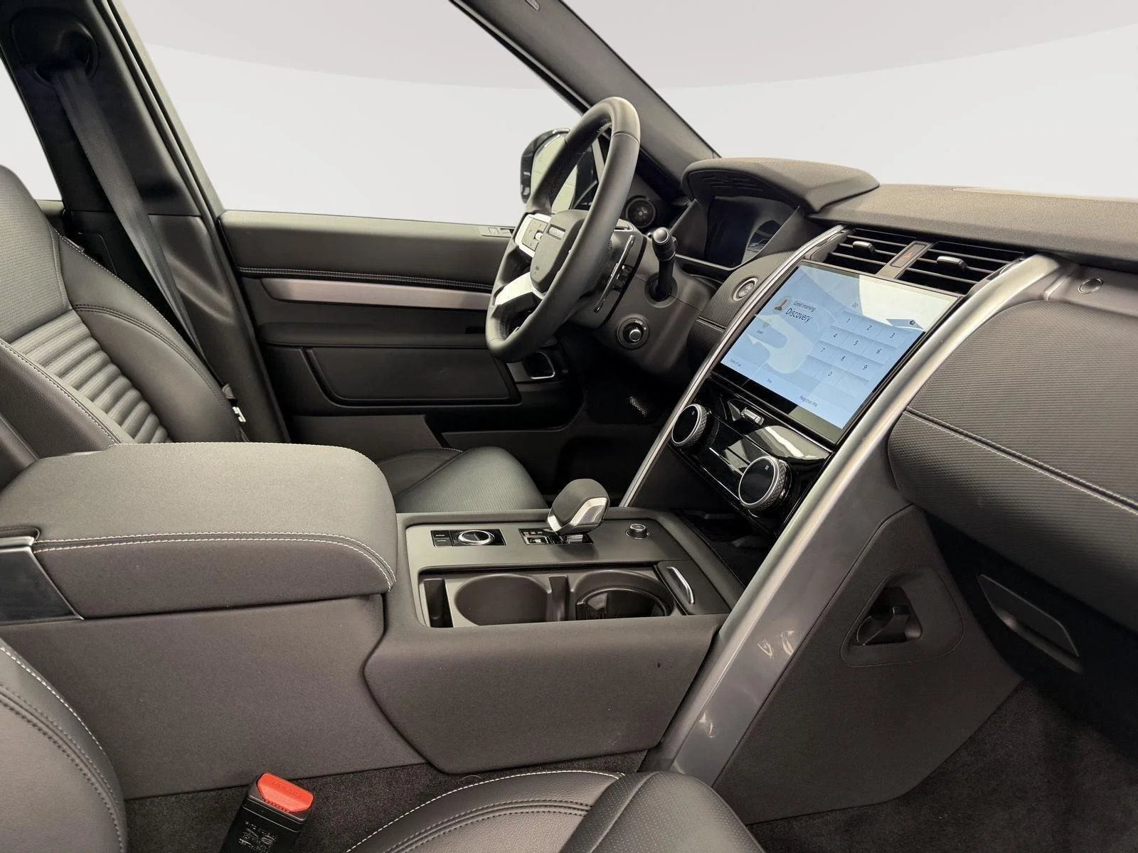 Used 2025  LAND ROVER SE image 21