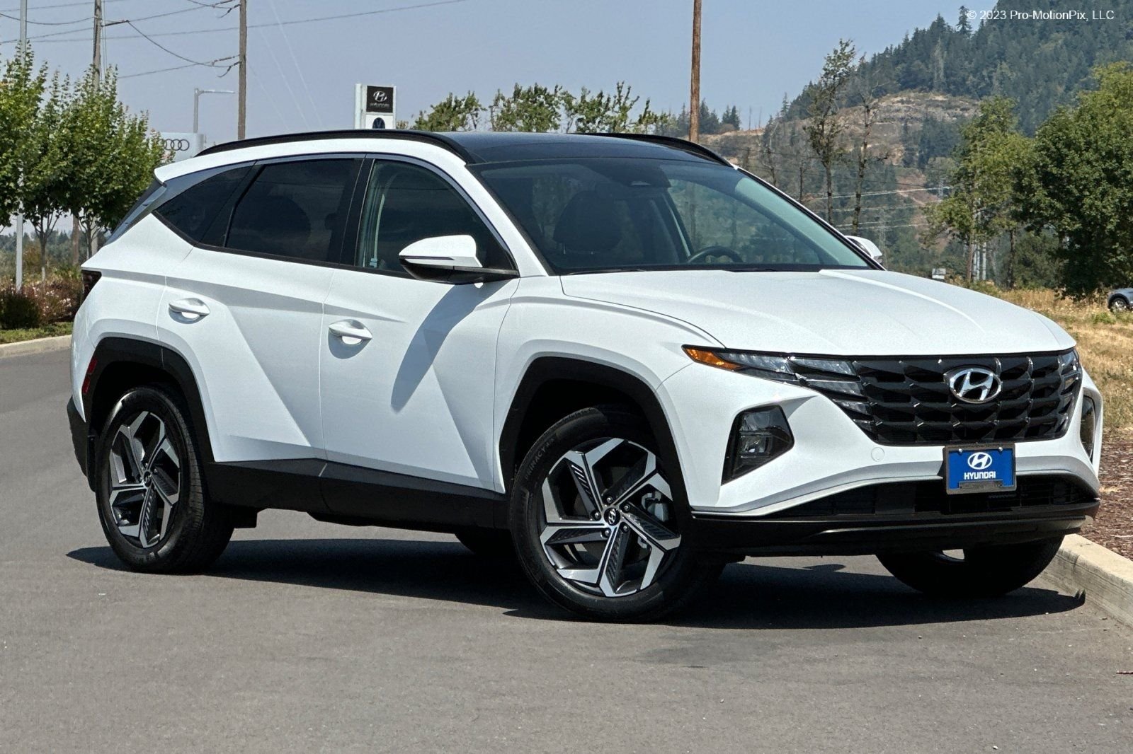 Used 2024 White Hyundai SEL Convenience image 1