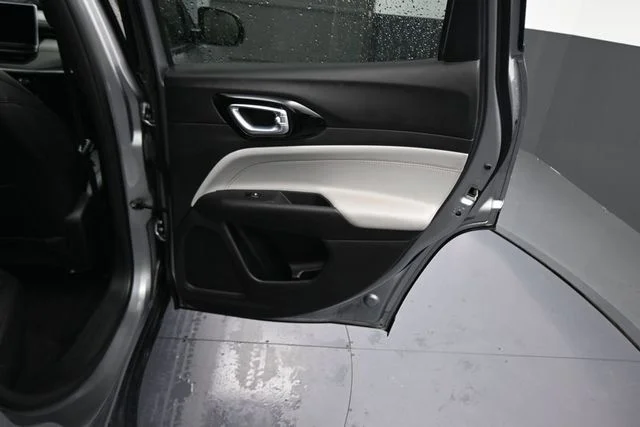 Used 2024  Jeep Limited image 15