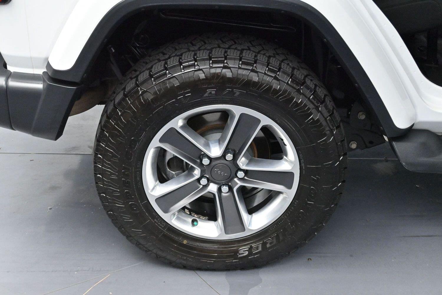 Used 2019 Bright White Clearcoat Jeep Sahara image 31