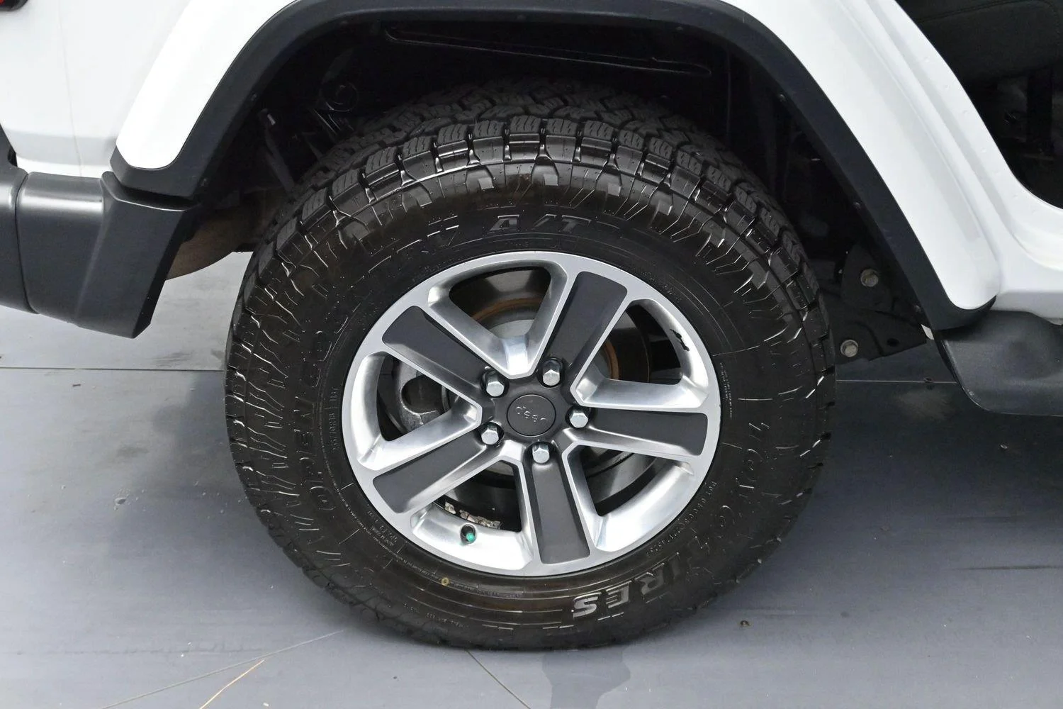 Used 2019 Bright White Clearcoat Jeep Sahara image 31