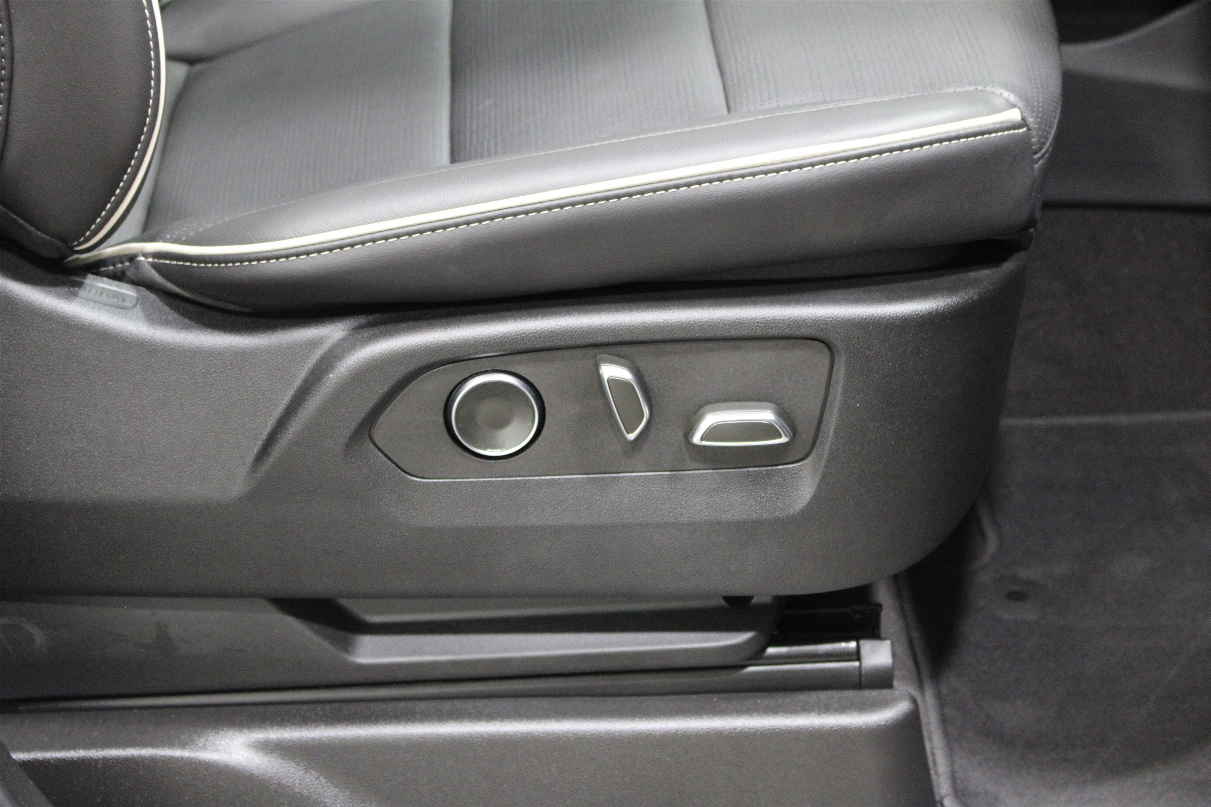 Used 2024 Crystal White Tricoat Cadillac 4WD Sport image 31