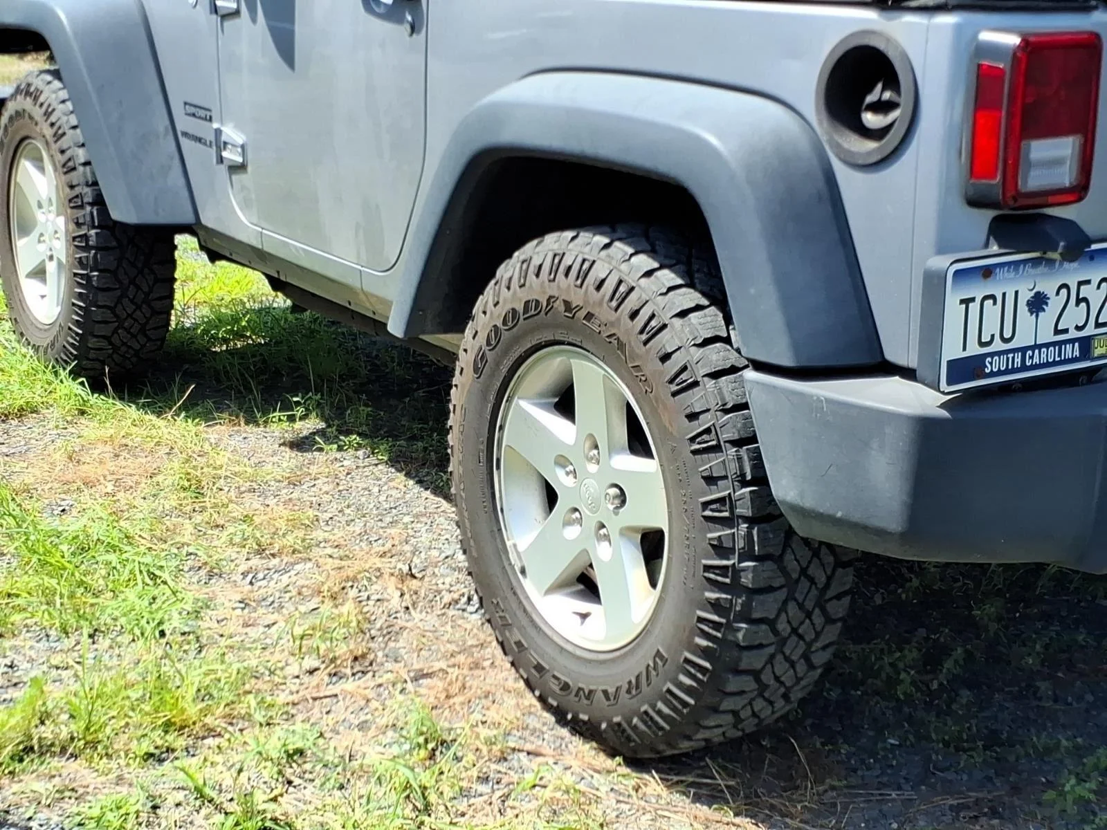 Used 2015 Billet Silver Metallic Clearcoat Jeep Sport image 5
