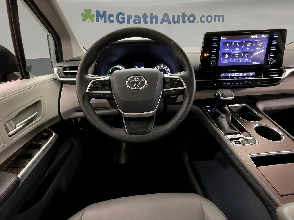 Used 2021 Silver Toyota XLE image 7