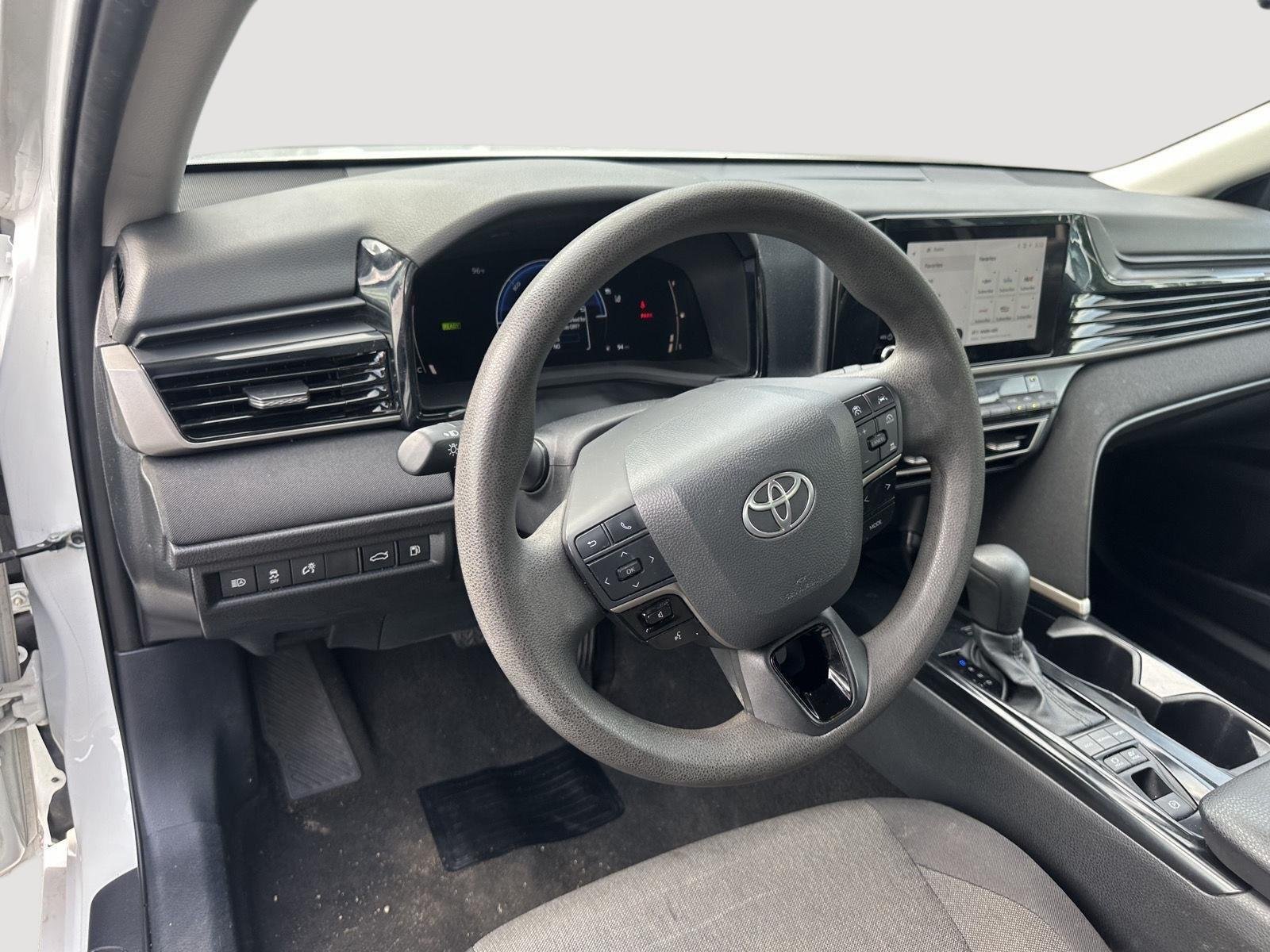 Used 2025 Ice Cap Toyota LE image 10