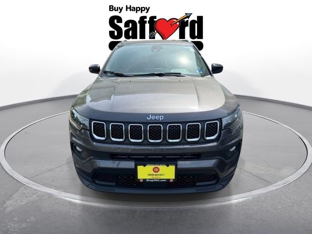 Used 2024  Jeep Latitude image 10