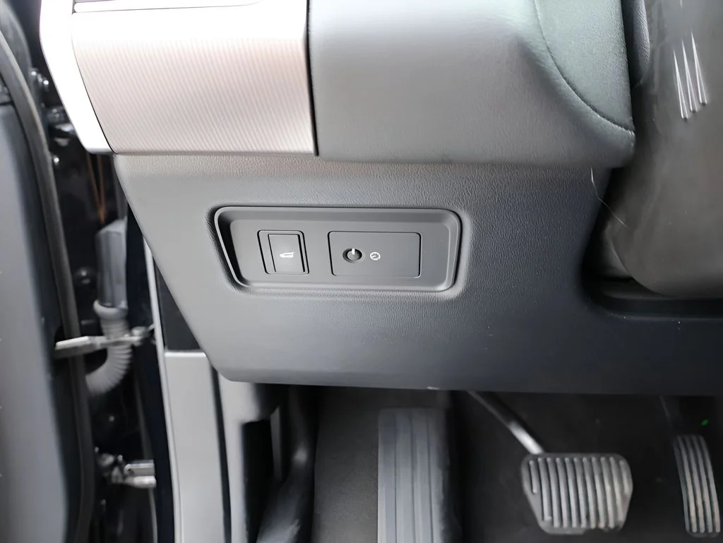 Used 2018 Narvik Black Land Rover HSE image 35