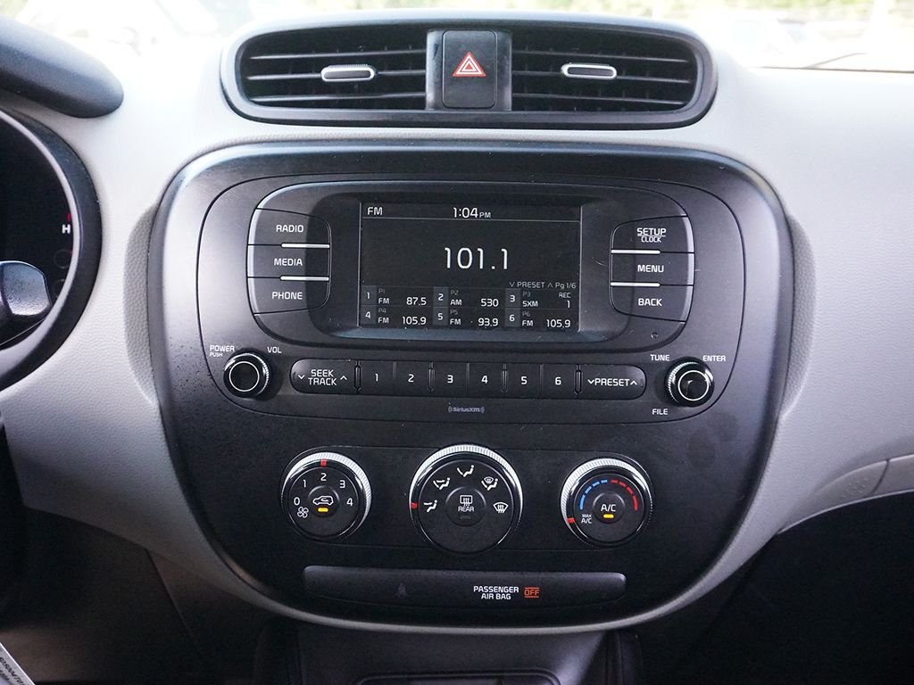 Used 2018 White Kia Base image 33