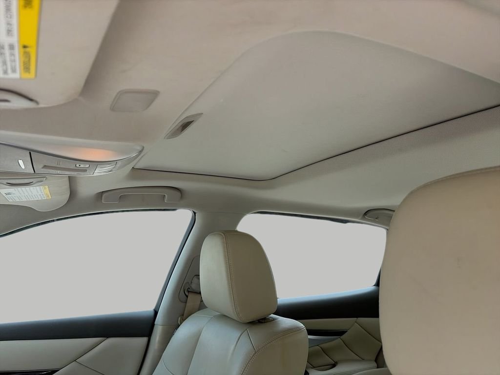 Used 2019 White INFINITI 3.7 image 17
