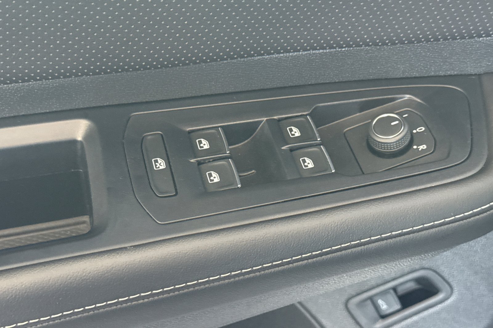 Used 2026  Volkswagen SE w/Technology image 11