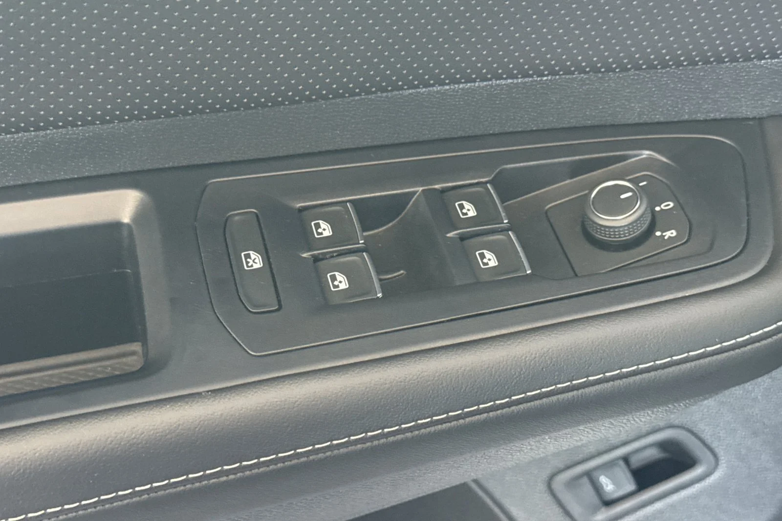 Used 2026  Volkswagen SE w/Technology image 11