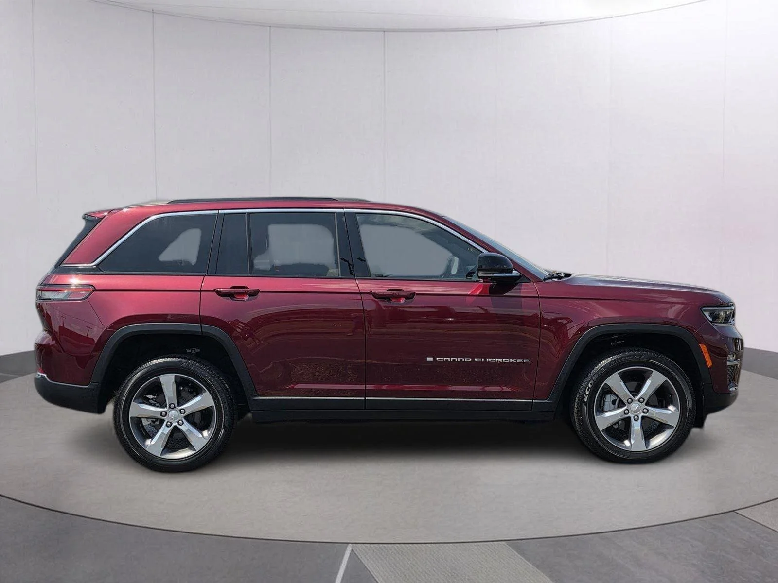 Used 2025 Velvet Red Pearlcoat Jeep Limited image 4