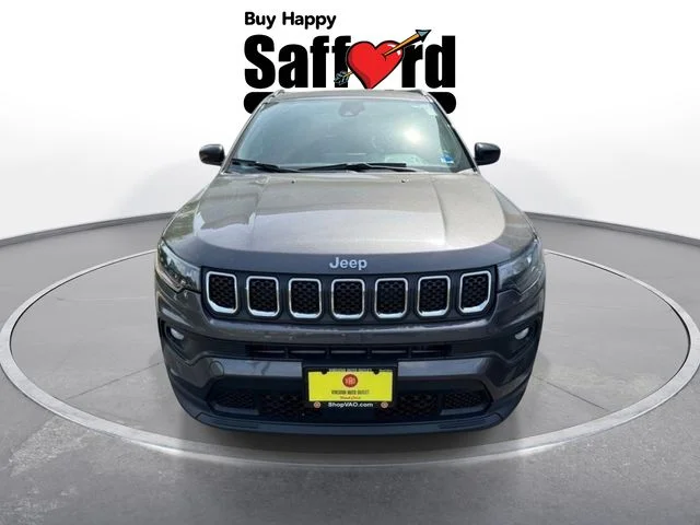 Used 2024  Jeep Latitude image 10
