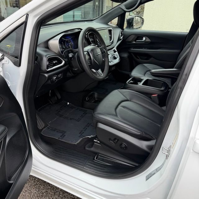 Used 2025  Chrysler Select image 12