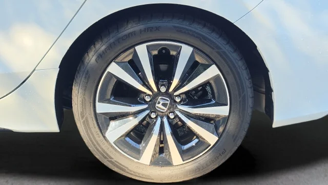 Used 2024 White Honda EX-L image 19
