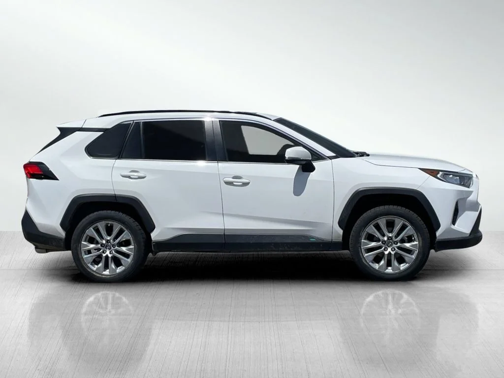 Used 2019 Super White Toyota XLE Premium image 2