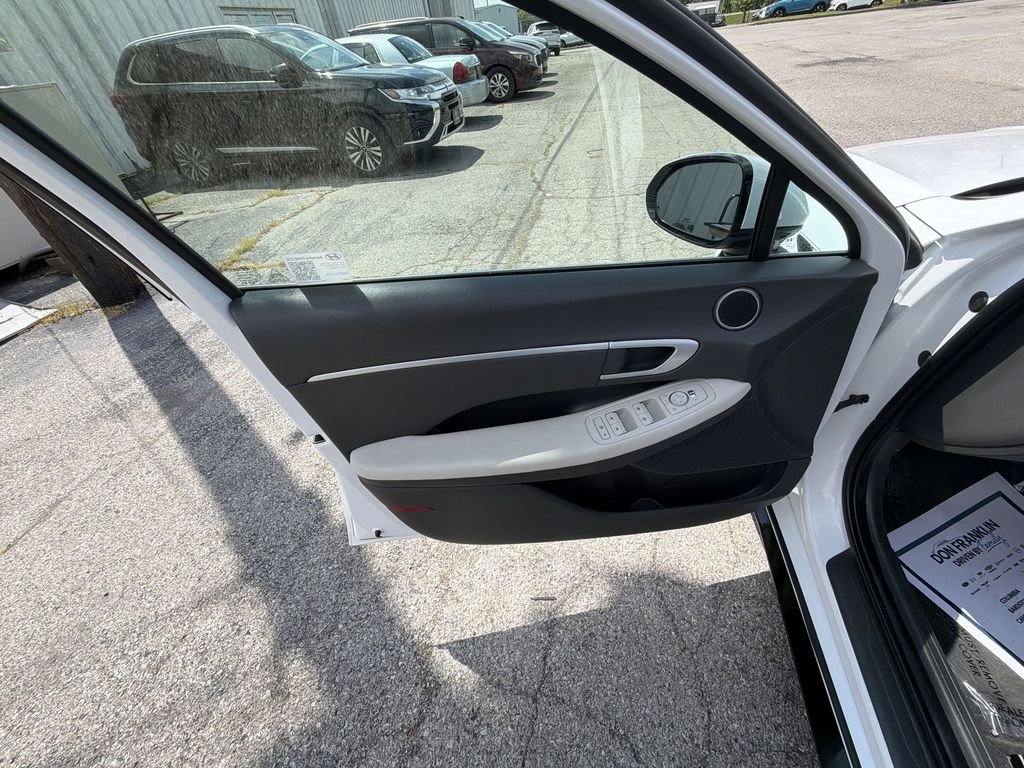 Used 2025 White Hyundai SEL image 13