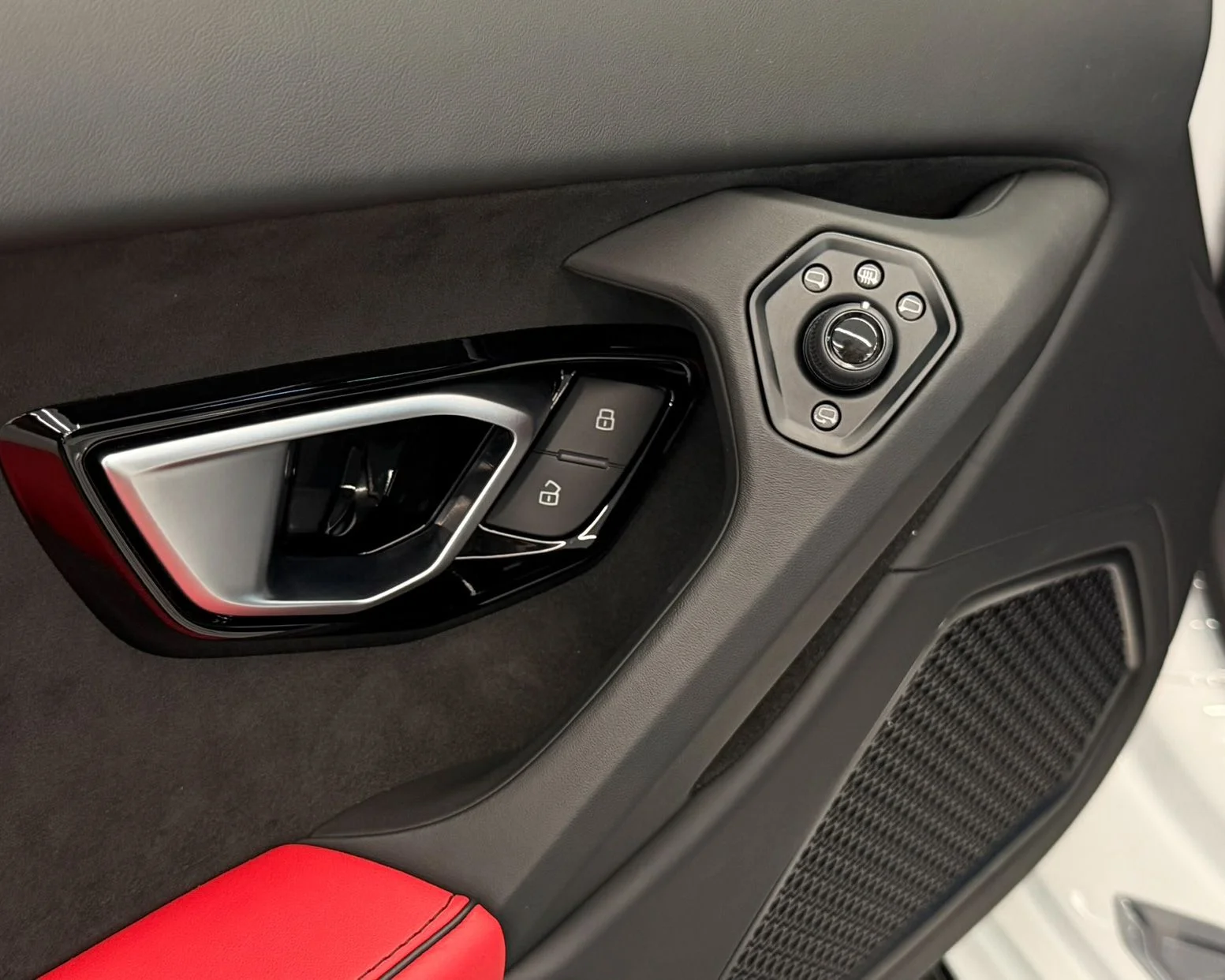 Used 2022  Lamborghini Base image 11