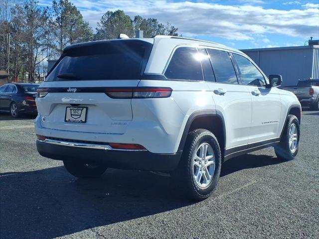 New 2025 Bright White Clear-Coat Exterior Paint Jeep Laredo image 45