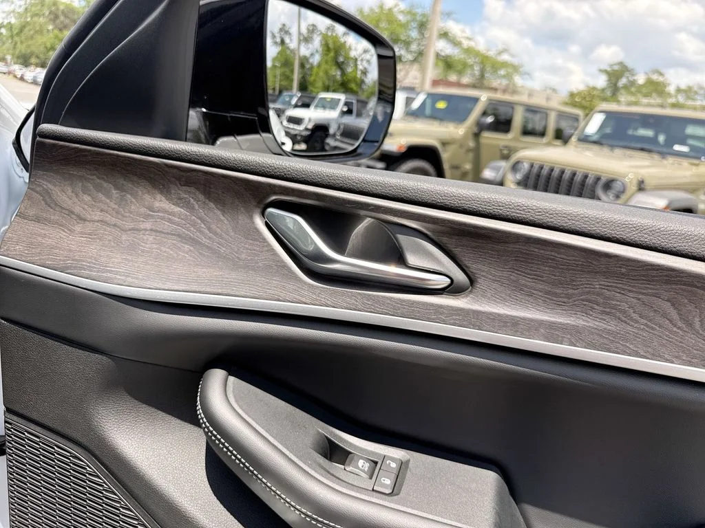 New 2026 Bright White Clear-Coat Exterior Paint Jeep Laredo image 32