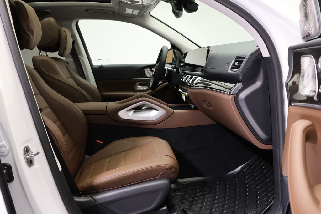 New 2026 MANUFAKTUR Moonlight White Metallic Mercedes-Benz GLS 450 image 50