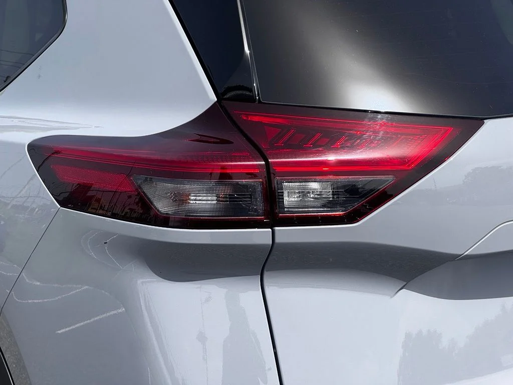 Used 2023  Nissan SL image 14