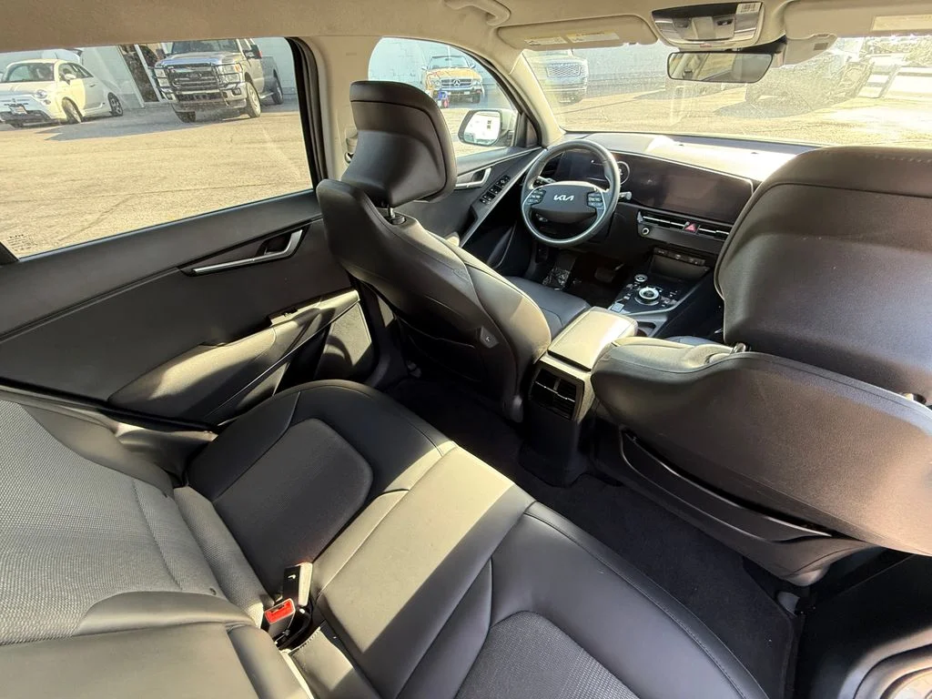Used 2024 Gray Kia Wind image 10