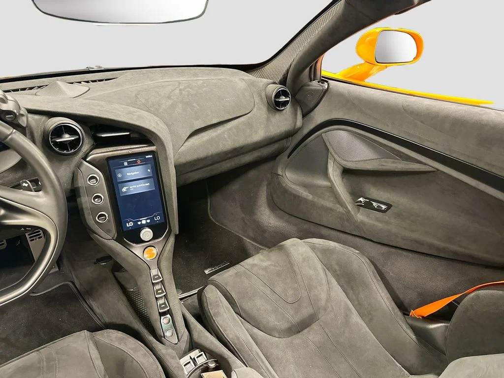 Used 2025  McLaren  image 23