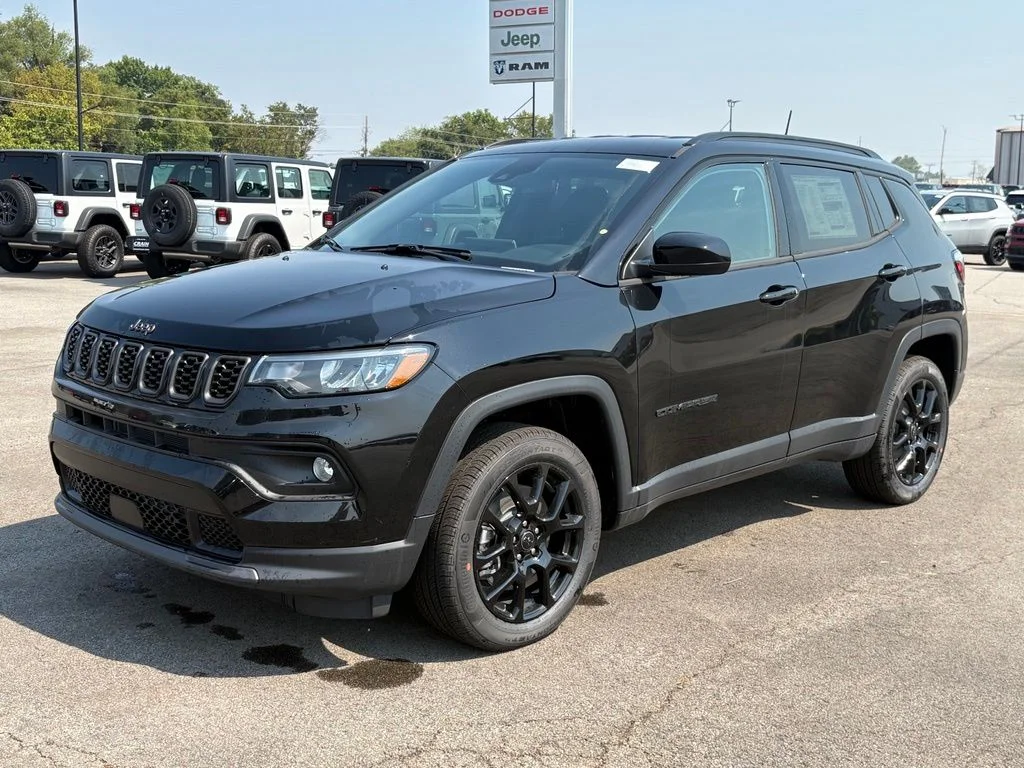 New 2026 Diamond Black Crystal Pearl-Coat Exterior Paint Jeep Latitude image 3