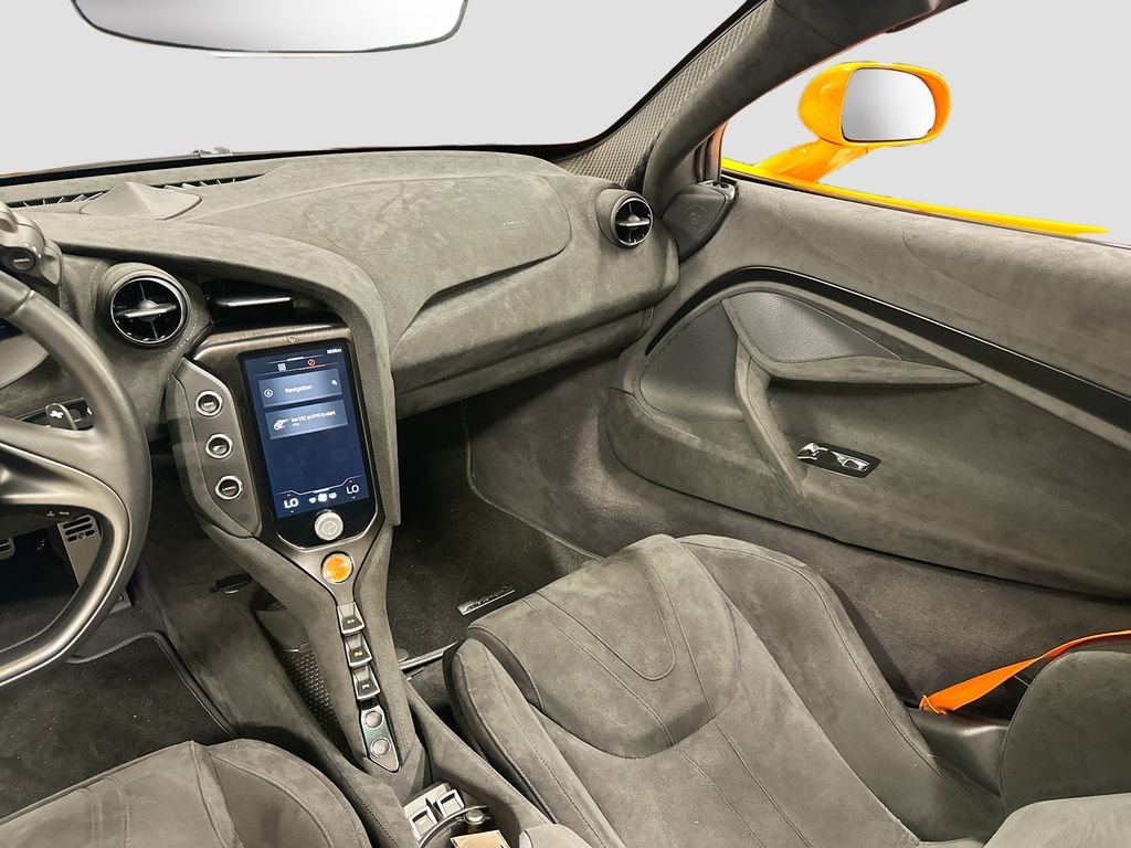 Used 2025  McLaren  image 23