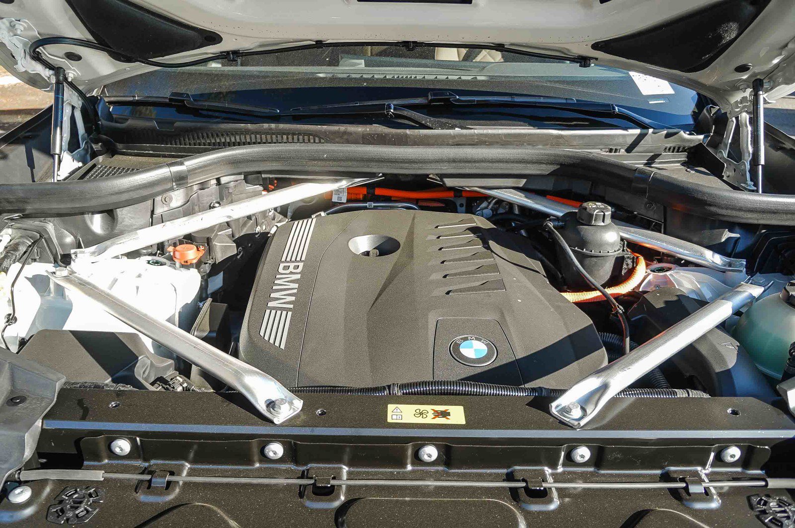New 2026 Mineral White Metallic BMW xDrive50e image 30