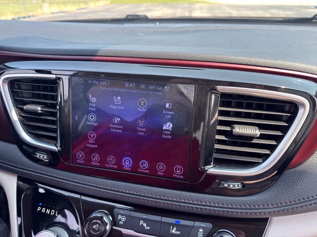 Used 2017 Silver Chrysler Limited image 41
