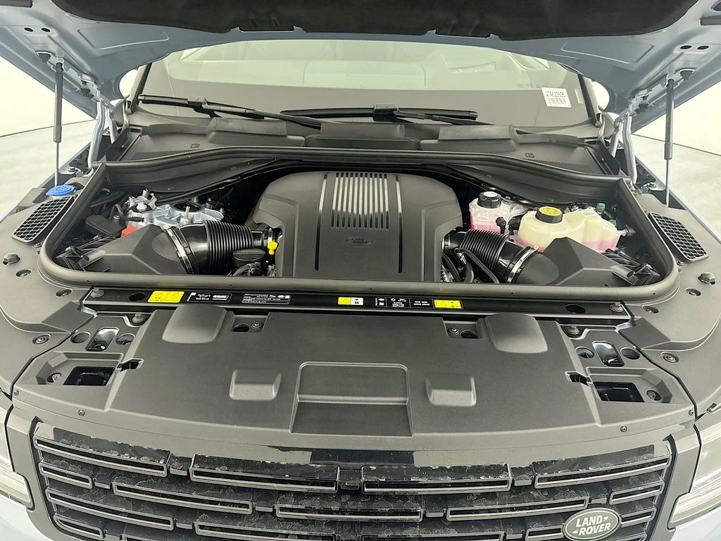 New 2026 Ionian Silver in Gloss finish Land Rover Autobiography image 30