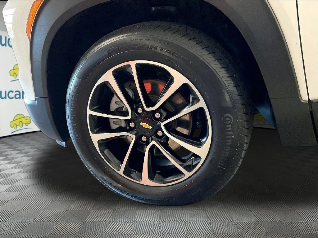 Used 2025 White Chevrolet LT image 7