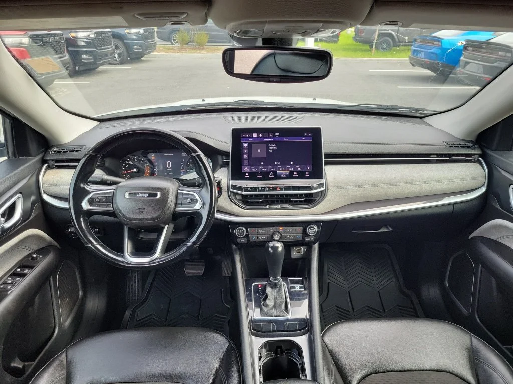 Used 2022 White Jeep Latitude image 14