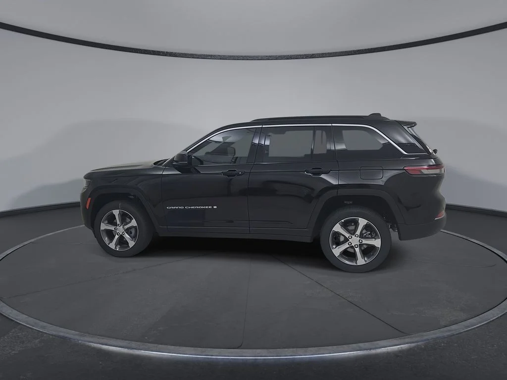 New 2026 Diamond Black Crystal Pearl-Coat Exterior Paint Jeep Limited image 9