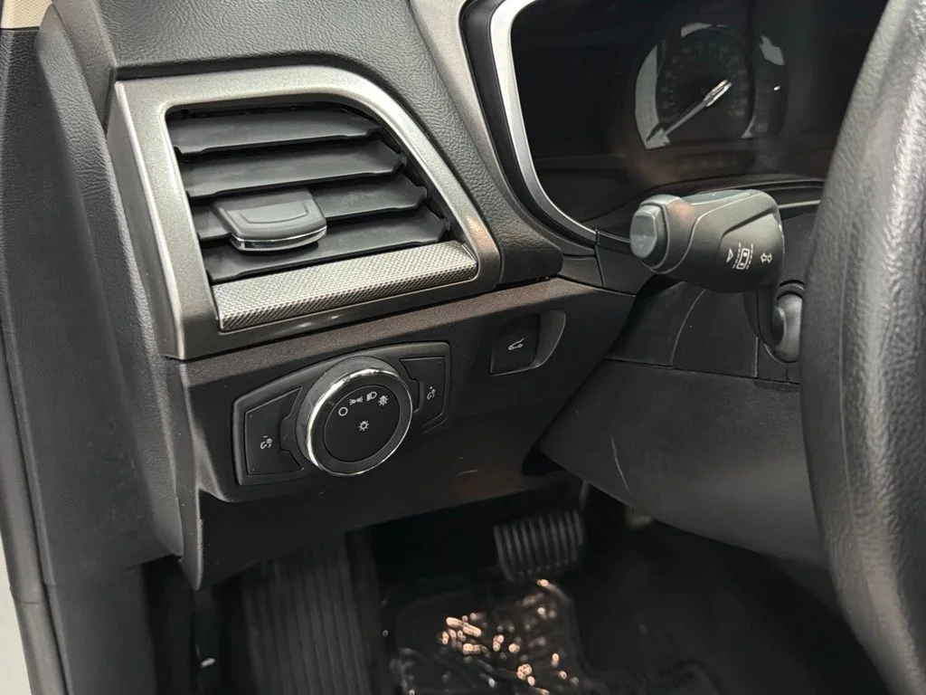 Used 2019 Silver Ford SE image 20