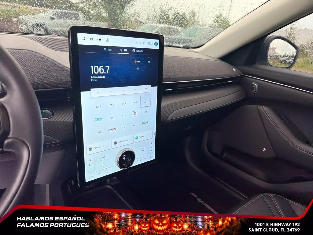 Used 2022  Ford Premium image 19
