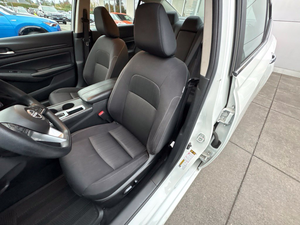 Used 2025 Glacier White Nissan 2.5 SV image 12
