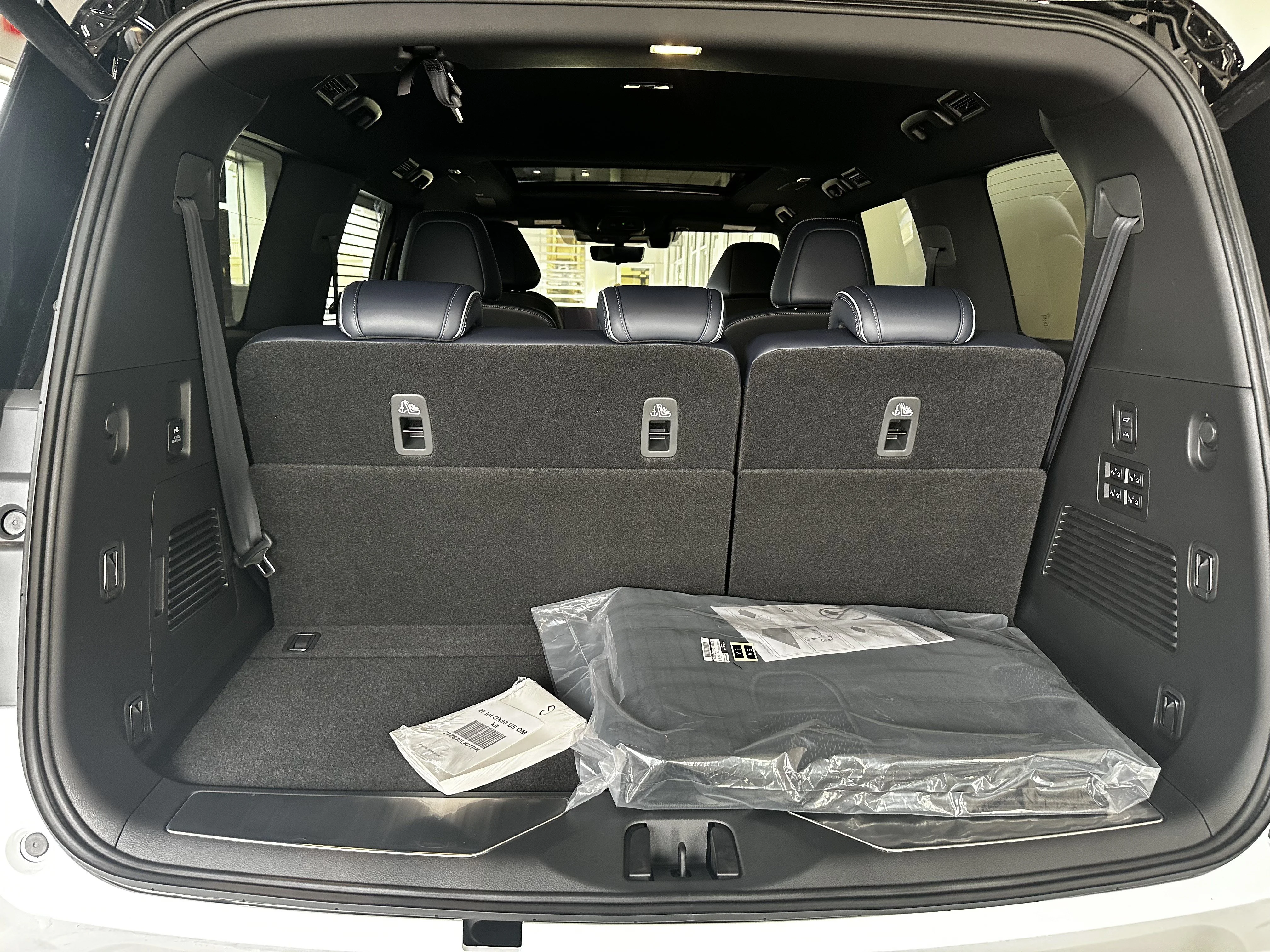 New 2027 2T RADIANT WHIT INFINITI Sport 4WD image 10