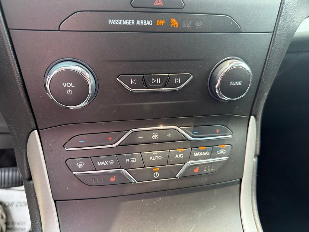Used 2019 White Platinum Clearcoat Metallic Ford SEL image 16