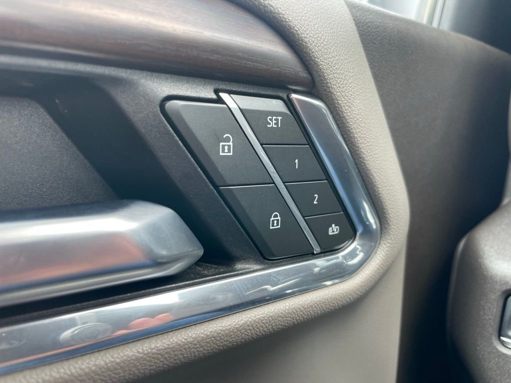 Used 2025 White GMC SLT image 25