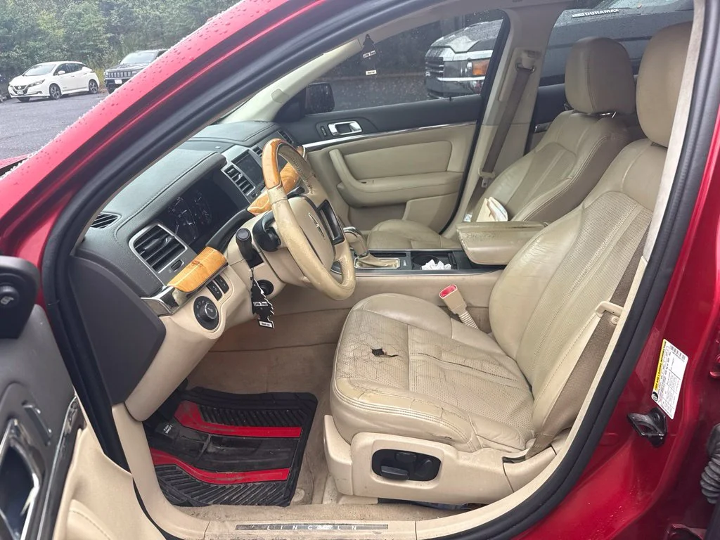 Used 2010  Lincoln Base image 5