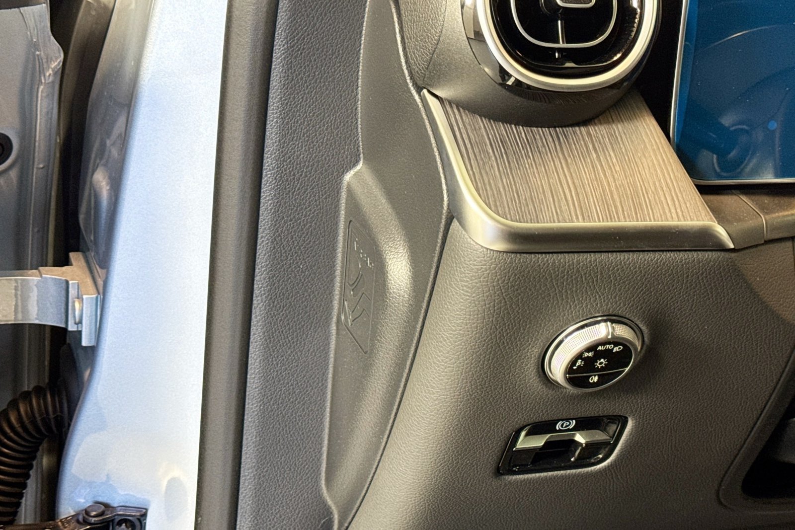New 2026 Cirrus Silver Metallic Mercedes-Benz GLC 300 image 10